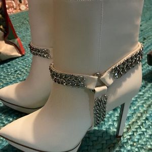 Jennifer Lopez slight platform w chains deco at ankle